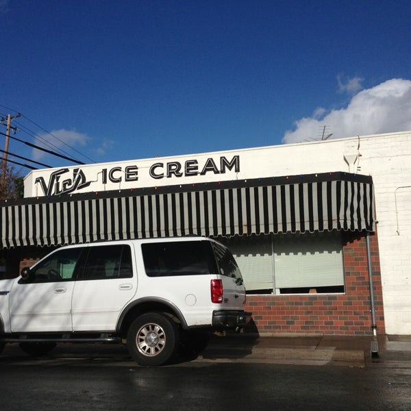 Foto tirada no(a) Vic&#39;s Ice Cream por Christian L. em 12/22/2012