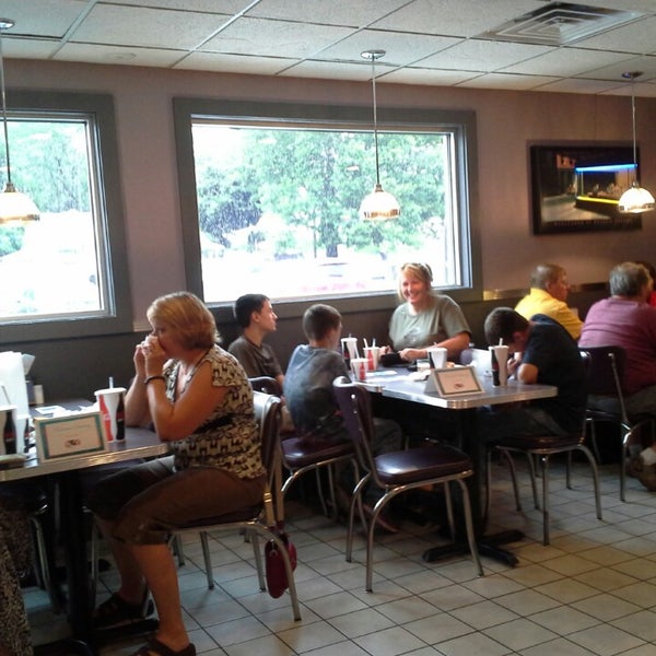 Foto tomada en Edwards Drive-In Restaurant  por Alicia A. el 7/14/2014