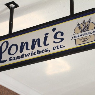 10/30/2013 tarihinde Lonni&#39;s Sandwichesziyaretçi tarafından Lonni&#39;s Sandwiches'de çekilen fotoğraf