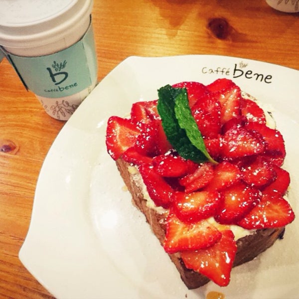 Photo taken at Caffe Bene Glenview by Chun T. on 10/26/2014