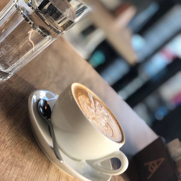 2/19/2019 tarihinde Душан М.ziyaretçi tarafından Aviator Coffee Explorer'de çekilen fotoğraf