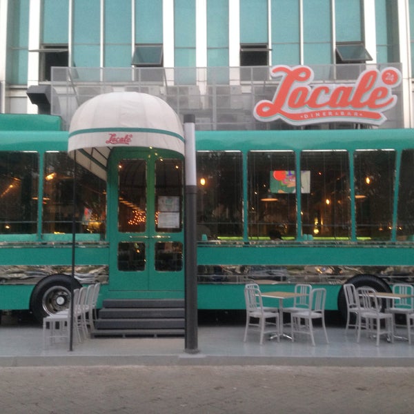 10/3/2013 tarihinde Locale 24 Diner &amp; Barziyaretçi tarafından Locale 24 Diner &amp; Bar'de çekilen fotoğraf