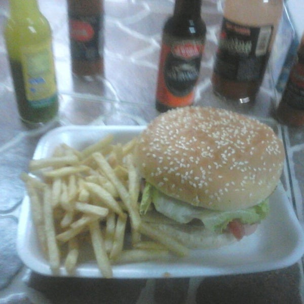 Foto scattata a Pepe&#39;s burger snacks     Cuando usted la prueba lo comprueba, La mejor! da Alle H. il 5/31/2014