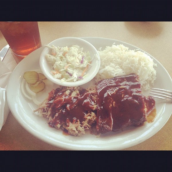 Photo taken at Molly&#39;s BBQ &amp; Seafood - Wahiawa by Topher A. on 11/16/2012