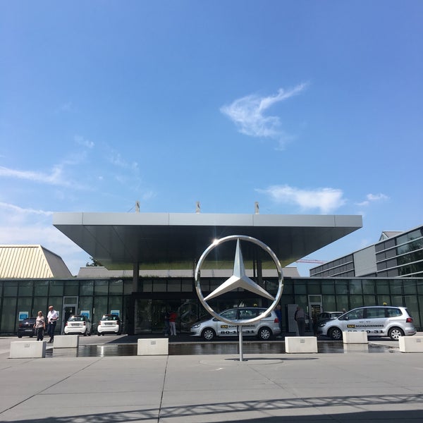 รูปภาพถ่ายที่ Mercedes-Benz Kundencenter โดย Anne D. เมื่อ 6/5/2018