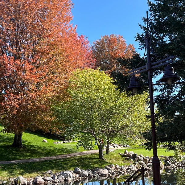 รูปภาพถ่ายที่ Centennial Lakes Park โดย Joan F. เมื่อ 10/16/2023