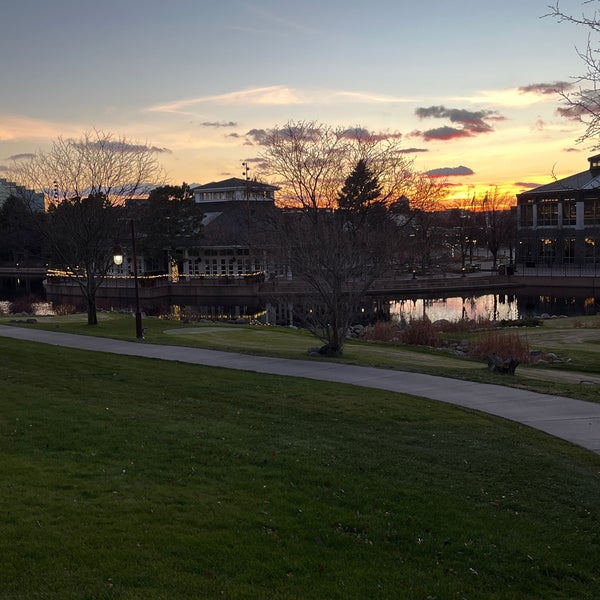 Foto tomada en Centennial Lakes Park  por Joan F. el 11/21/2023