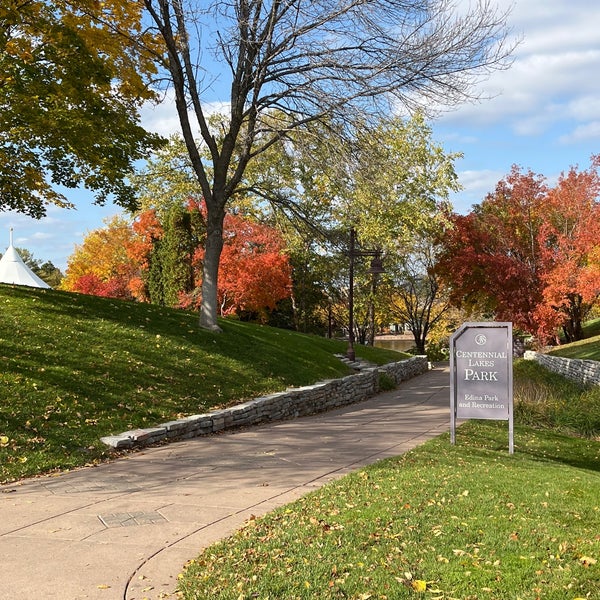 รูปภาพถ่ายที่ Centennial Lakes Park โดย Joan F. เมื่อ 10/23/2023