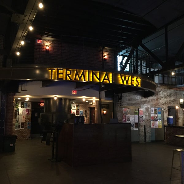 Das Foto wurde bei Terminal West von Tricia B. am 4/28/2016 aufgenommen