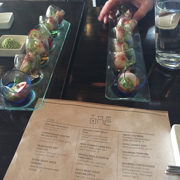รูปภาพถ่ายที่ The One Sushi + โดย Tricia B. เมื่อ 7/7/2015