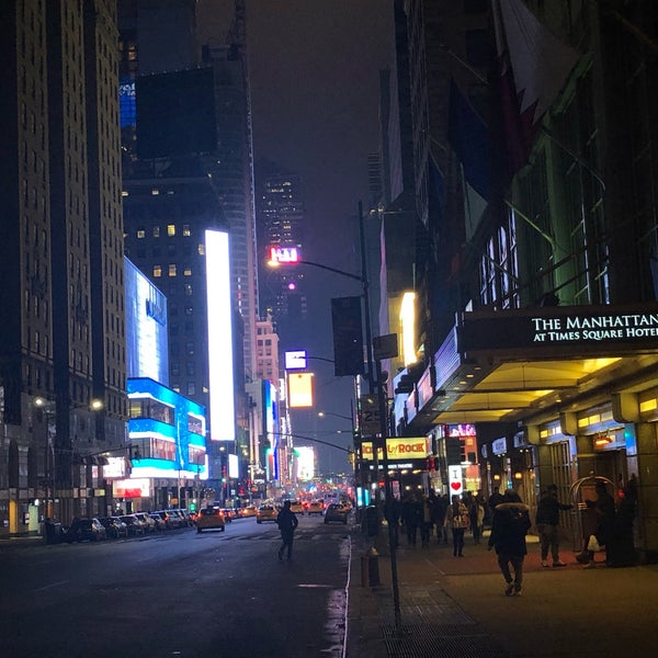 รูปภาพถ่ายที่ The Manhattan at Times Square Hotel โดย Hasan A. เมื่อ 1/9/2019