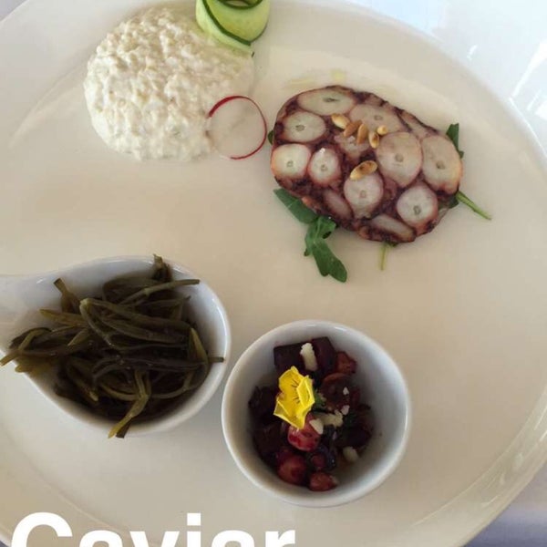 รูปภาพถ่ายที่ Caviar Seafood Restaurant โดย OlJohn Y. เมื่อ 11/22/2015