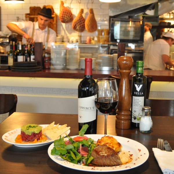 11/4/2013 tarihinde Vella Wine Bar + Kitchenziyaretçi tarafından Vella Wine Bar + Kitchen'de çekilen fotoğraf