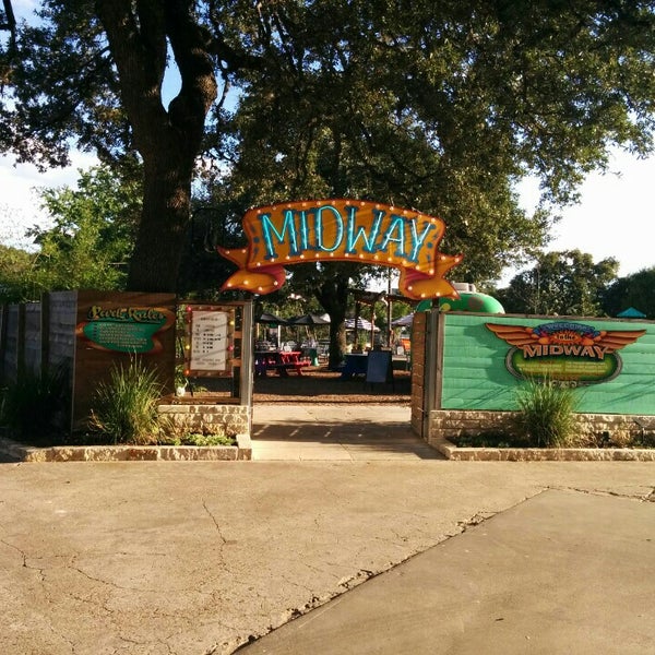 Foto tirada no(a) The Midway Food Park por Alejandro P. em 9/20/2015