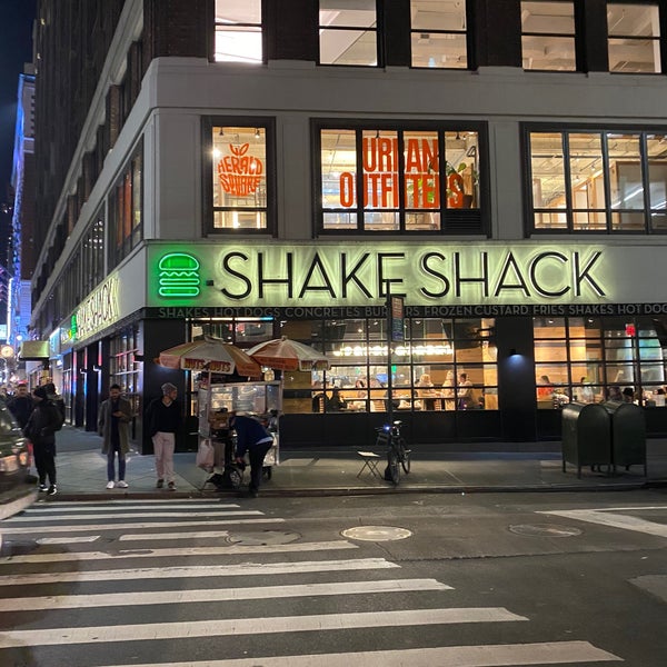 รูปภาพถ่ายที่ Shake Shack โดย Alex T. เมื่อ 1/15/2020