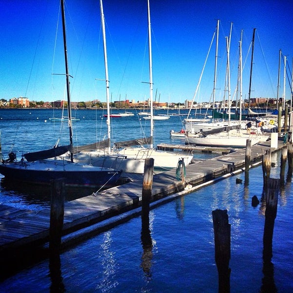 10/29/2013 tarihinde Ukemeabasi E.ziyaretçi tarafından Boston Sailing Center'de çekilen fotoğraf