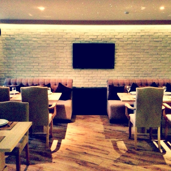 10/1/2013 tarihinde Mutallim A.ziyaretçi tarafından SKETCH Restaurant &amp; Lounge'de çekilen fotoğraf