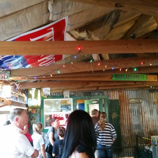 Photo taken at Tin Roof BBQ by Geralyn K. on 7/12/2014