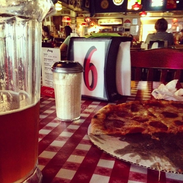 รูปภาพถ่ายที่ Big Ed&#39;s Pizza โดย Matt M. เมื่อ 6/17/2014