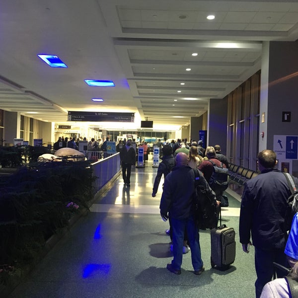 Foto tirada no(a) McGhee Tyson Airport (TYS) por Matt M. em 3/28/2022