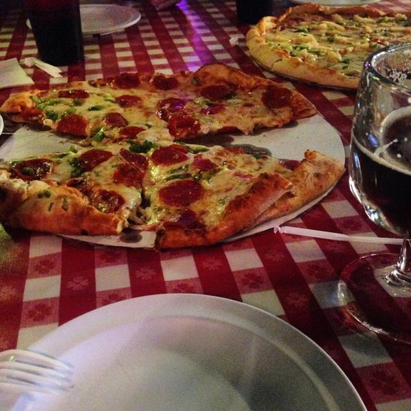 รูปภาพถ่ายที่ Big Ed&#39;s Pizza โดย Matt M. เมื่อ 9/18/2015