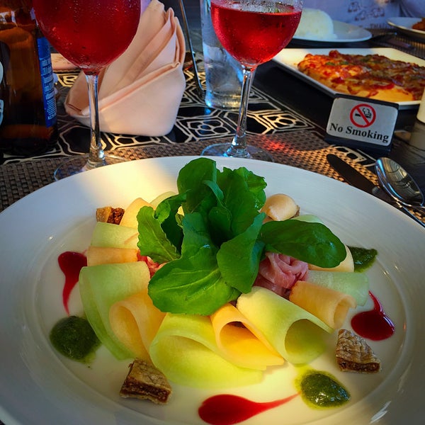 Deniz saypinar фитнес модель 2023. She she bar. She she bar. She she bar. Танцует на барной стойке.