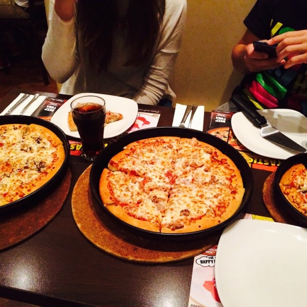 Photo taken at Pizza Hut by Rabia Ö. on 6/14/2014