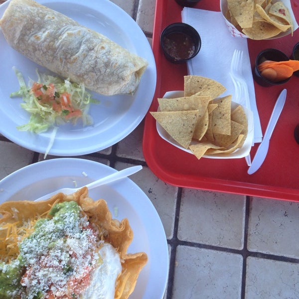 Foto diambil di Palmitos Mexican Eatery oleh Cindy B. pada 11/9/2014