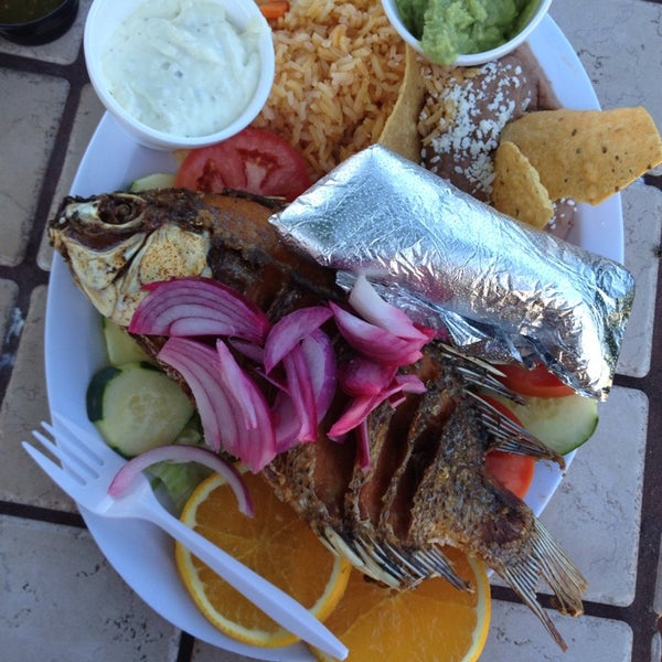 Foto diambil di Palmitos Mexican Eatery oleh Cindy B. pada 9/12/2014