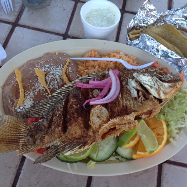 Foto scattata a Palmitos Mexican Eatery da Cindy B. il 6/2/2015