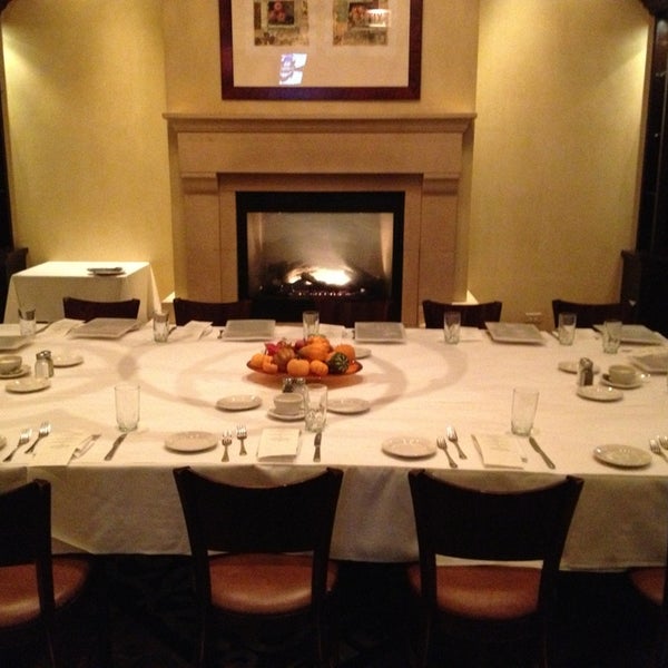 Foto diambil di Carlucci Restaurant &amp; Bar oleh Joe B. pada 1/12/2013