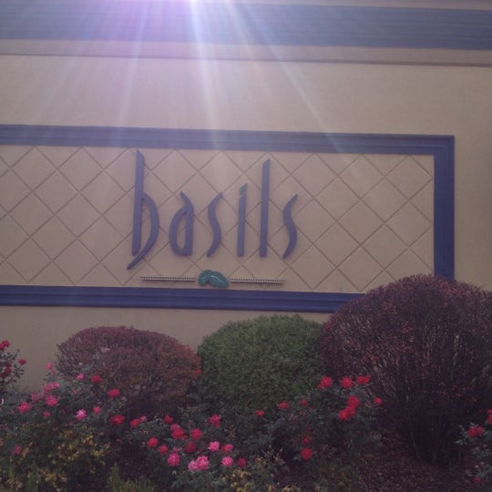 รูปภาพถ่ายที่ Basils Greek Dining โดย Joe B. เมื่อ 10/25/2012