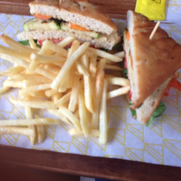 10/21/2016에 Evrim Y.님이 Bubada Club Sandwich and Burger에서 찍은 사진
