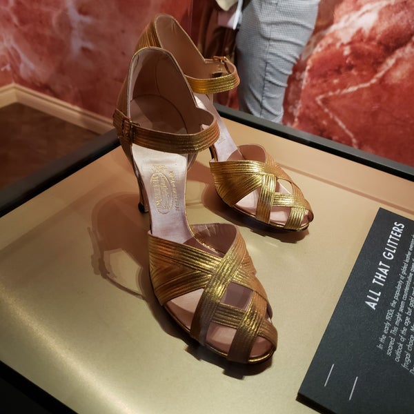 Foto diambil di The Bata Shoe Museum oleh Oasisantonio pada 10/6/2019