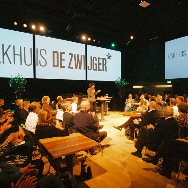 รูปภาพถ่ายที่ Pakhuis De Zwijger โดย Pakhuis De Zwijger เมื่อ 1/3/2014