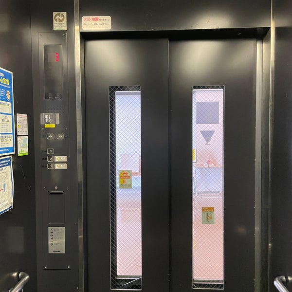 メインのエレベーター、油圧式ではありますが、デジタルインジケーターだけでなく、防犯窓にも階数と表示が見える新設設計です。