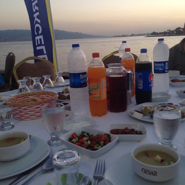 Das Foto wurde bei Özsar Restaurant von Miray Ç. am 6/20/2016 aufgenommen