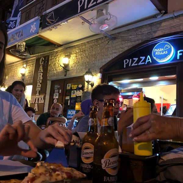 Foto diambil di Pizza Fellas oleh Mehmet S. pada 6/6/2019