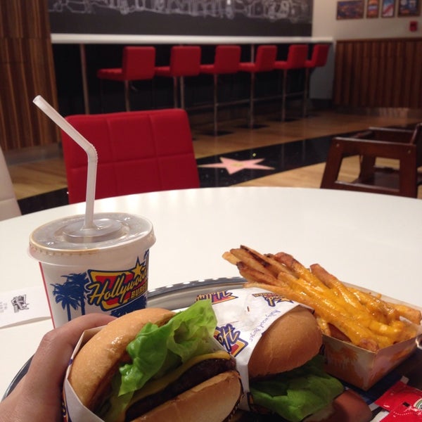 Foto tomada en Hollywood Burger هوليوود برجر  por Amal M. el 10/30/2013