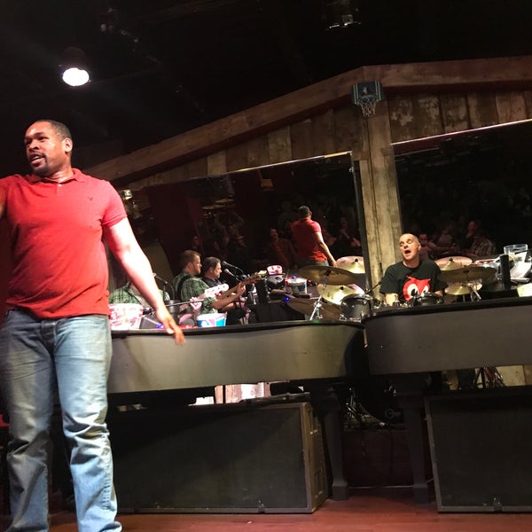 Foto tomada en Shout House Dueling Pianos  por Jon G. el 4/20/2018