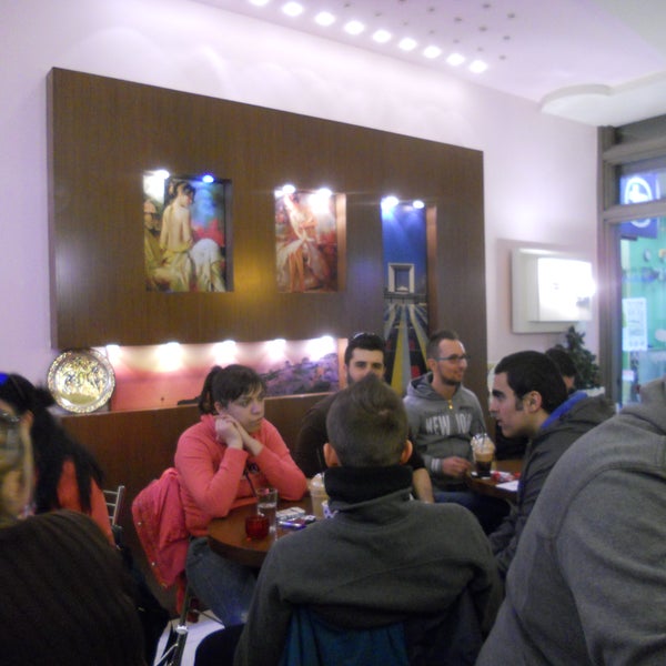 2/13/2014 tarihinde Cafe στη Στοά &#39;Nia&#39;ziyaretçi tarafından Cafe στη Στοά &#39;Nia&#39;'de çekilen fotoğraf