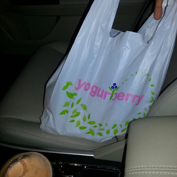 Foto tirada no(a) Yogurberry Frozen Yogurt Café por Brian em 3/6/2013