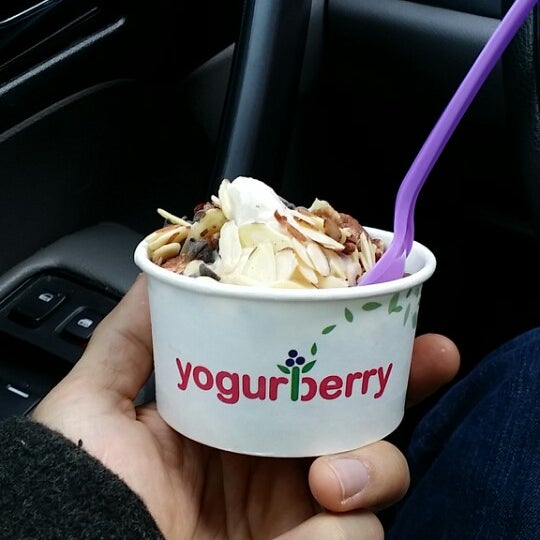 Das Foto wurde bei Yogurberry Frozen Yogurt Café von Brian am 1/26/2014 aufgenommen