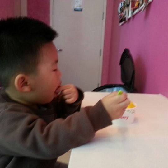 11/25/2012にBrianがYogurberry Frozen Yogurt Caféで撮った写真