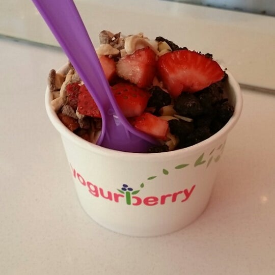 รูปภาพถ่ายที่ Yogurberry Frozen Yogurt Café โดย Brian เมื่อ 2/2/2014