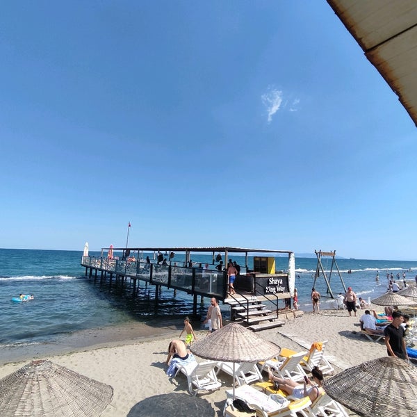 Foto diambil di Shaya Beach Cafe &amp; Restaurant oleh Esra E. pada 7/12/2022