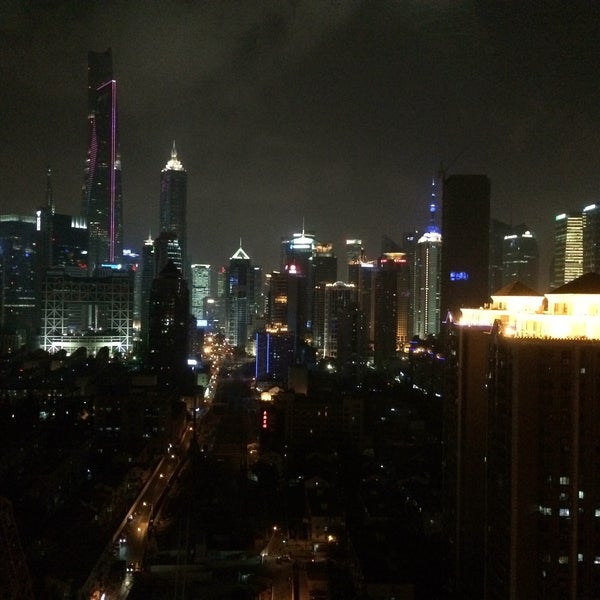 Das Foto wurde bei The Eton Hotel Shanghai (裕景大饭店) von Armando L. am 10/24/2015 aufgenommen