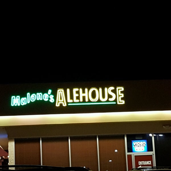 Foto tomada en Malone&#39;s Ale House  por Gillian W. el 9/29/2016