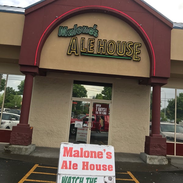 Photo taken at Malone&#39;s Ale House by Gillian W. on 6/10/2017