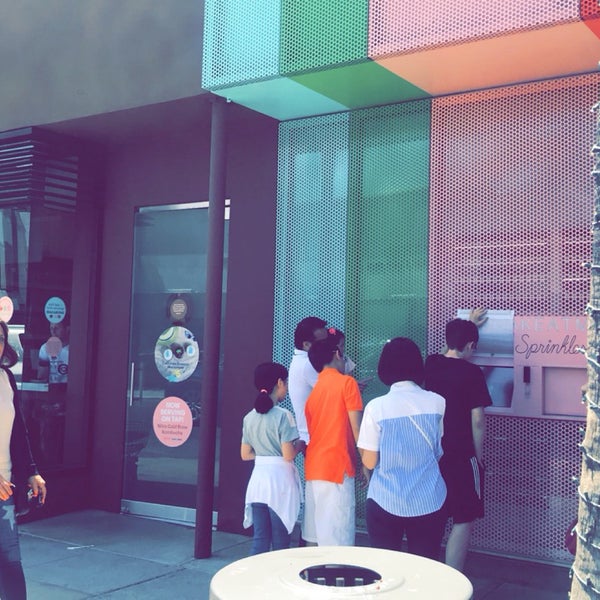 Das Foto wurde bei Sprinkles Beverly Hills Cupcakes von Abeer. am 6/20/2018 aufgenommen